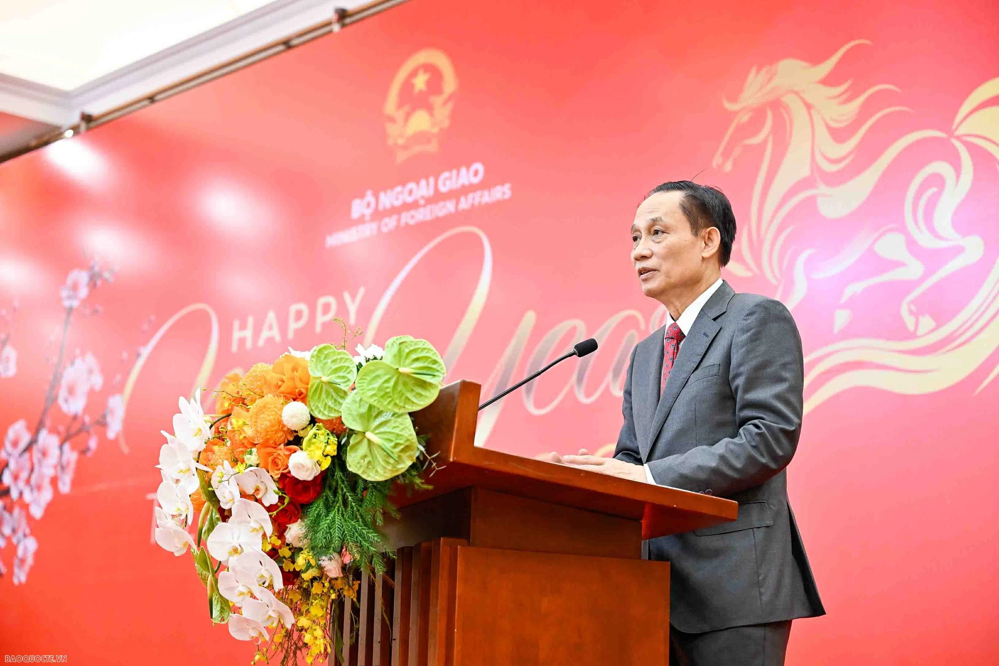Foreign Minister Le Hoai Trung meets with the press on the occasion of New Year 2026