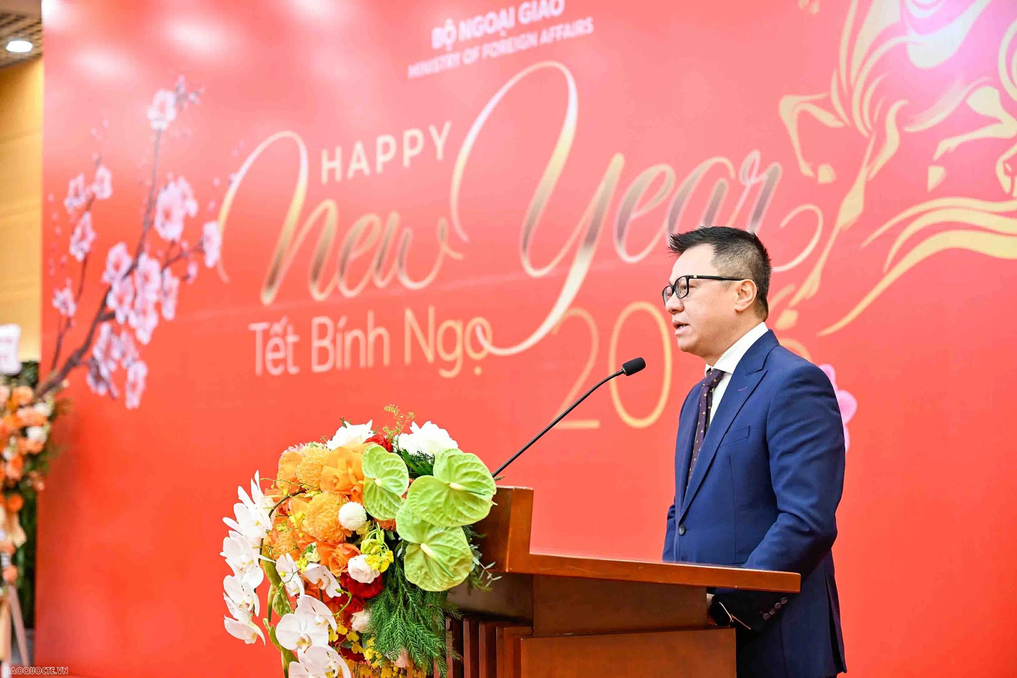Foreign Minister Le Hoai Trung meets with the press on the occasion of New Year 2026