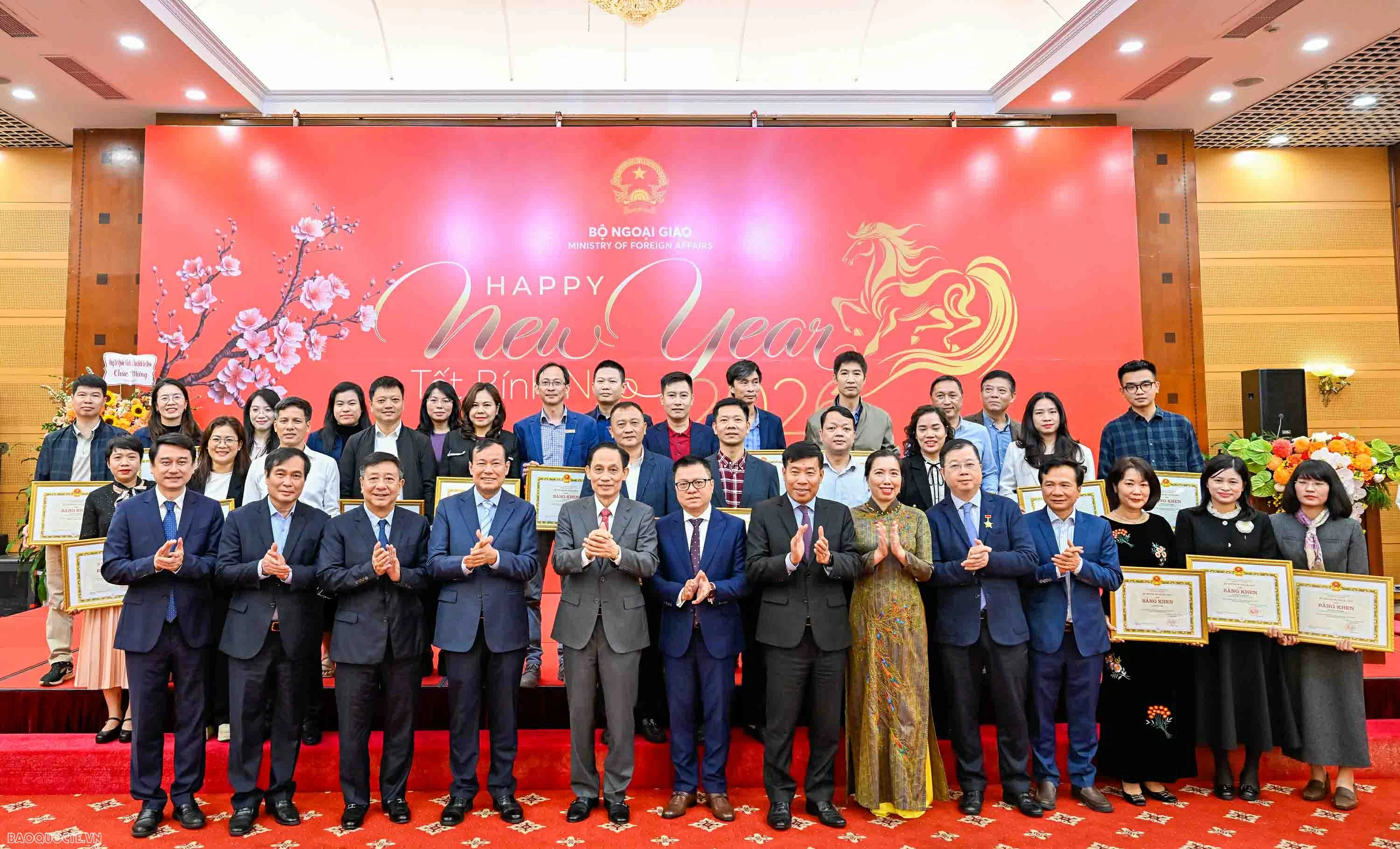 Foreign Minister Le Hoai Trung meets with the press on the occasion of New Year 2026