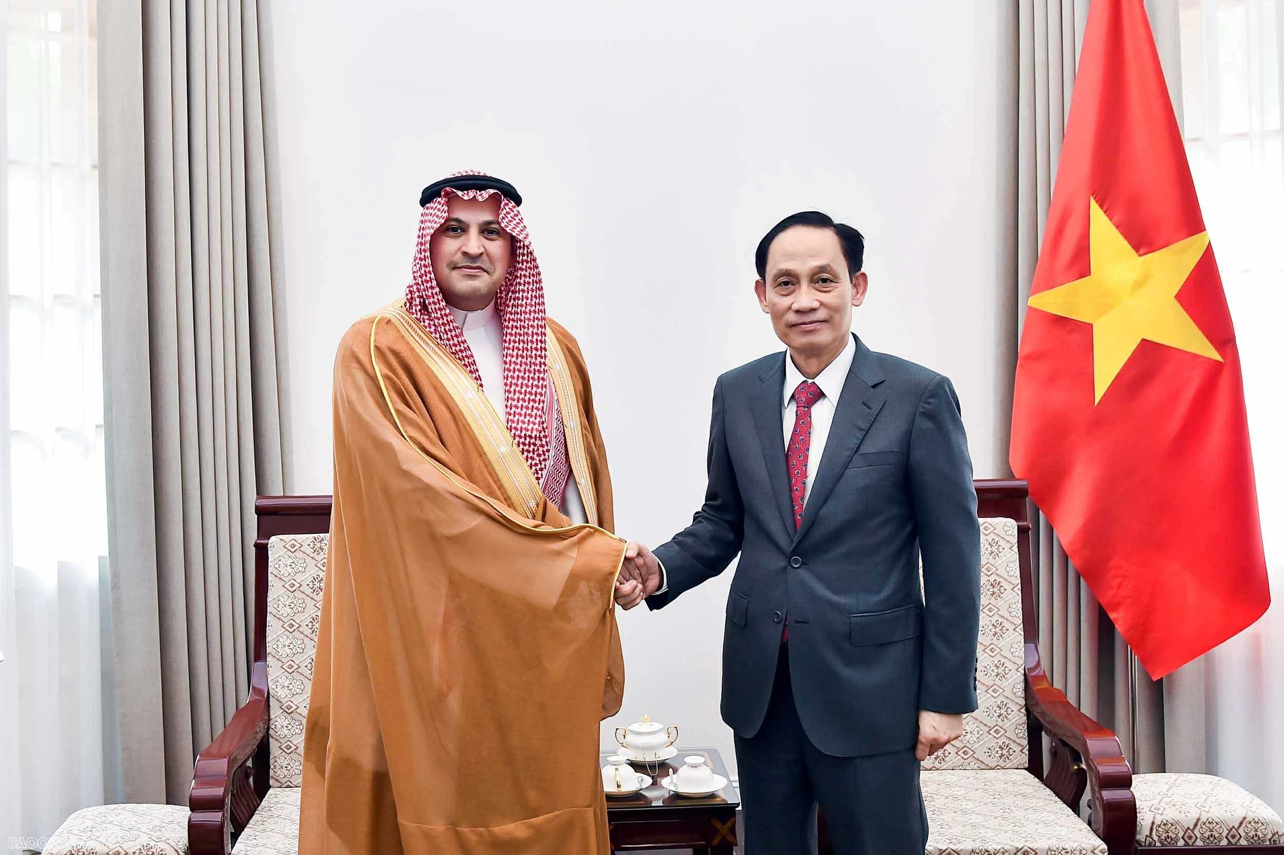 Foreign Minister Le Hoai Trung receives outgoing Saudi Arabian Ambassador Mohammed Ismaeil A.Dahlwy Foreign Minister Le Hoai Trung receives outgoing Saudi Arabian Ambassador Mohammed Ismaeil A.Dahlwy