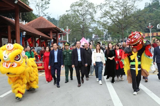 Lang Son welcomes the first group of international tourists entering through the Huu Nghi International Border Gate on January 1, 2026. (Photo: VNA)