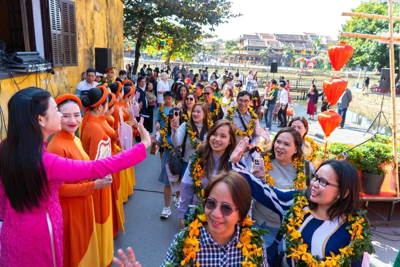 Tourists from the Philippines receive a warm welcome in the Hoi An ancient town. (Photo: VNA)