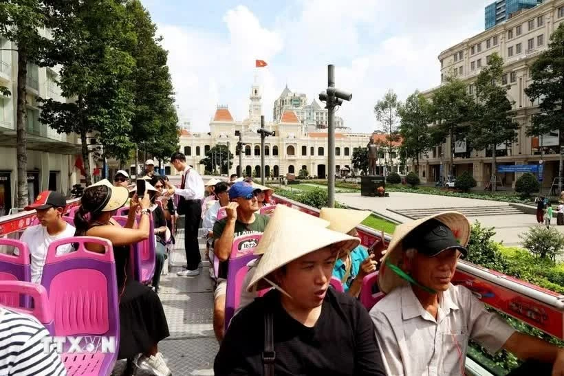 International tourists visit Ho Chi Minh City's downtown area by double-decker bus. (Photo: VNA) International tourists visit Ho Chi Minh City's downtown area by double-decker bus. (Photo: VNA)