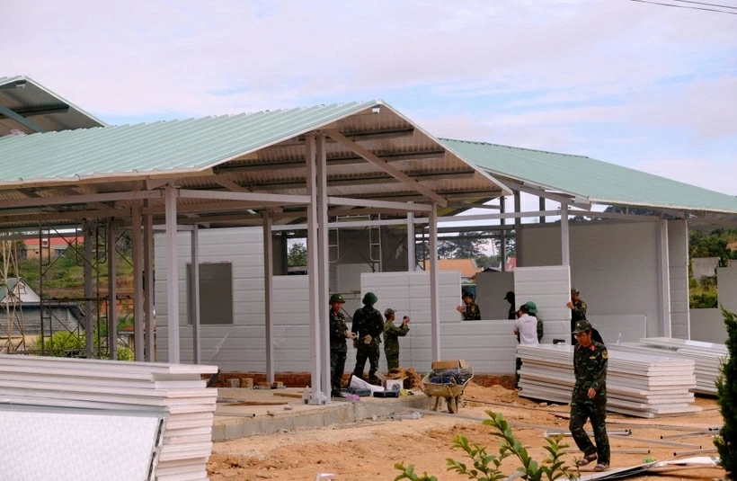 A bustling construction scene is recorded at four residential building sites under the “Quang Trung Campaign” in Lam Dong province's D’ran commune in the final days of 2025 (Photo: VNA)
