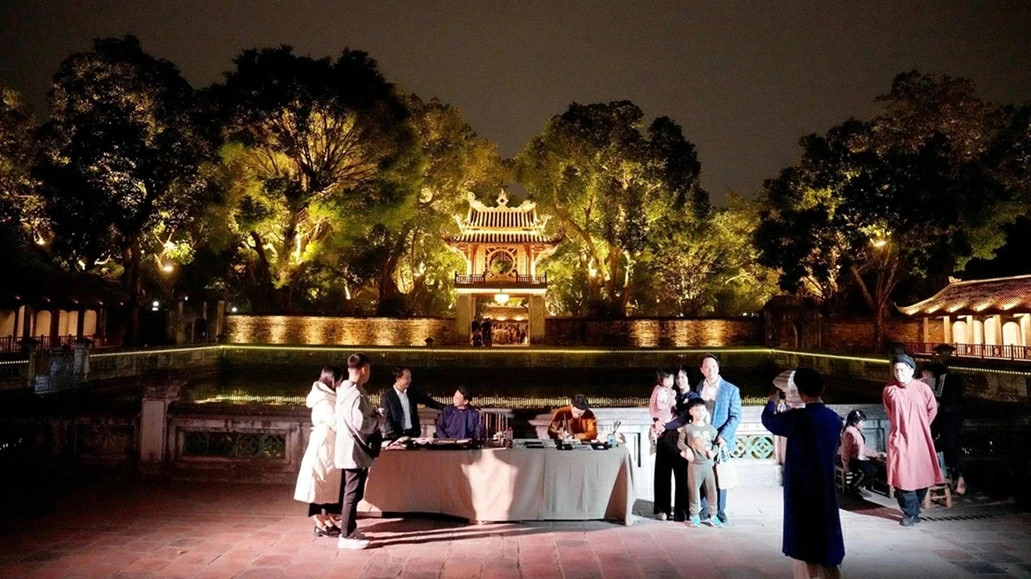 Night tour at Temple of Literature offers fresh cultural experience. (Photo: bvhttdl.gov.vn) Night tour at Temple of Literature offers fresh cultural experience. (Photo: bvhttdl.gov.vn)