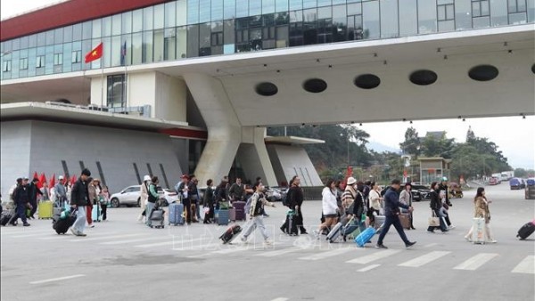 Huu Nghi International Border Gate bustles with cross-border travel at year’s start