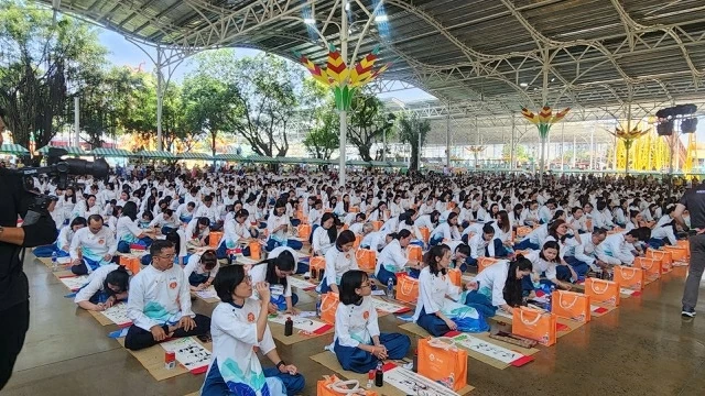 Vietnam Cultural Festival 2026: Over 1000 people participated in calligraphy writing