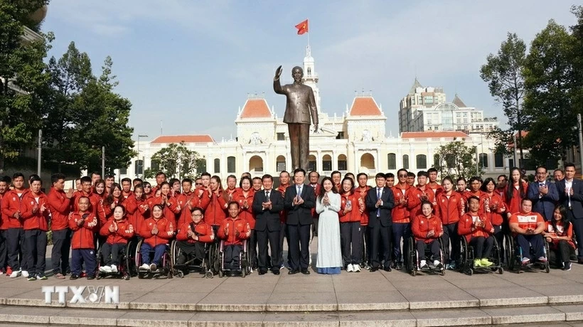 Deputy Prime Minister Mai Van Chinh, along with representatives from ministries, departments, agencies, and Ho Chi Minh City are with the Vietnamese para-sports delegation at the President Ho Chi Minh Monument Park in Ho Chi Minh City. (Photo: VNA)