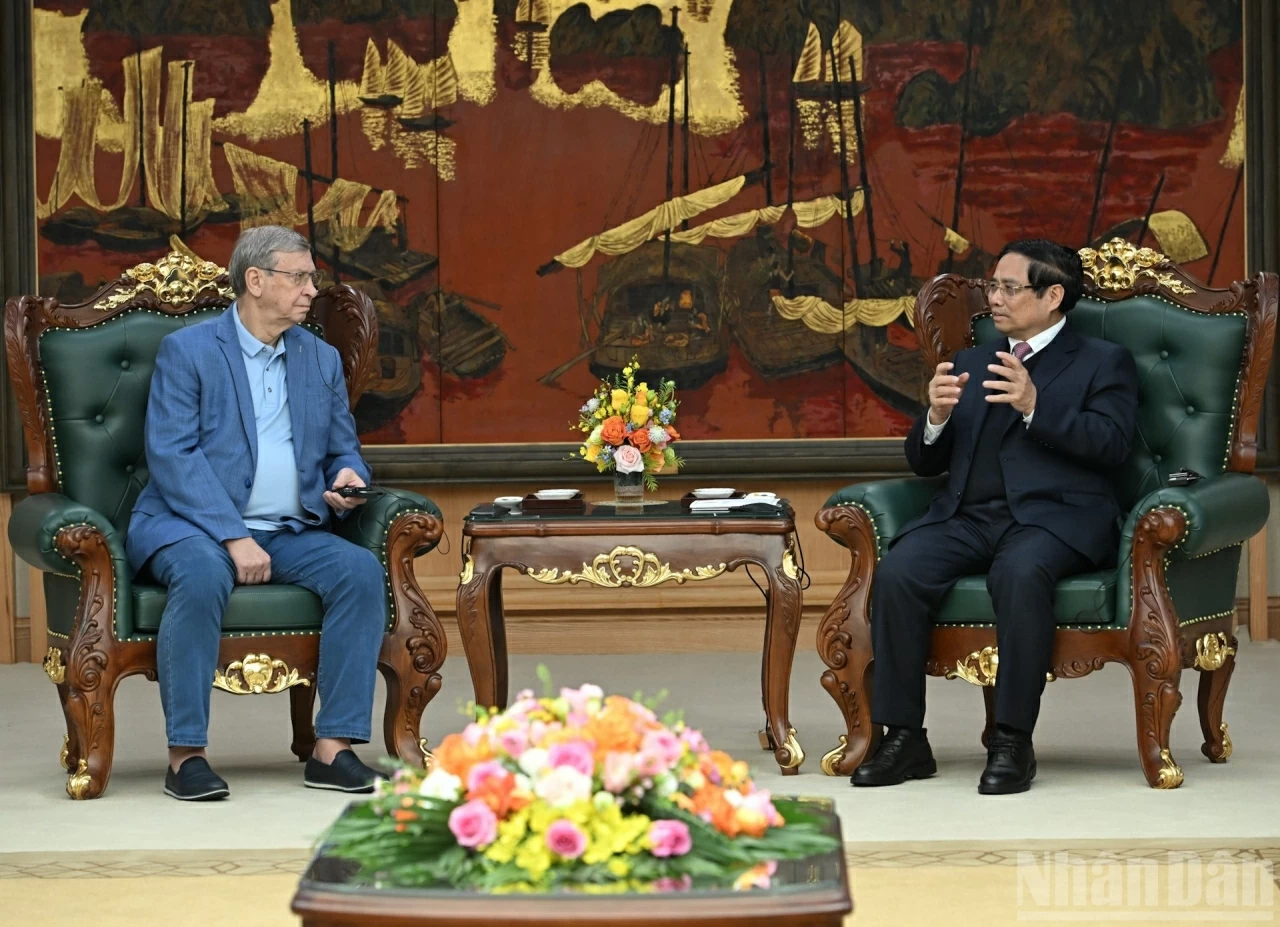 Prime Minister Pham Minh Chinh receives Chairman of AFK Sistema Group in Hanoi