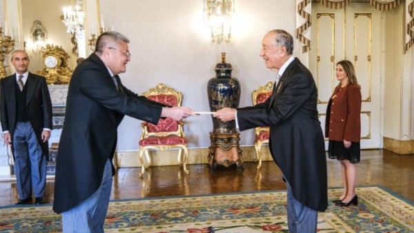 Ambassador Nguyen Manh Thang presents Credentials to Portuguese President