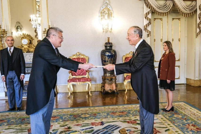 Ambassador Nguyen Manh Thang presents Credentials to Portuguese President