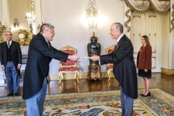 Ambassador Nguyen Manh Thang presents Credentials to Portuguese President