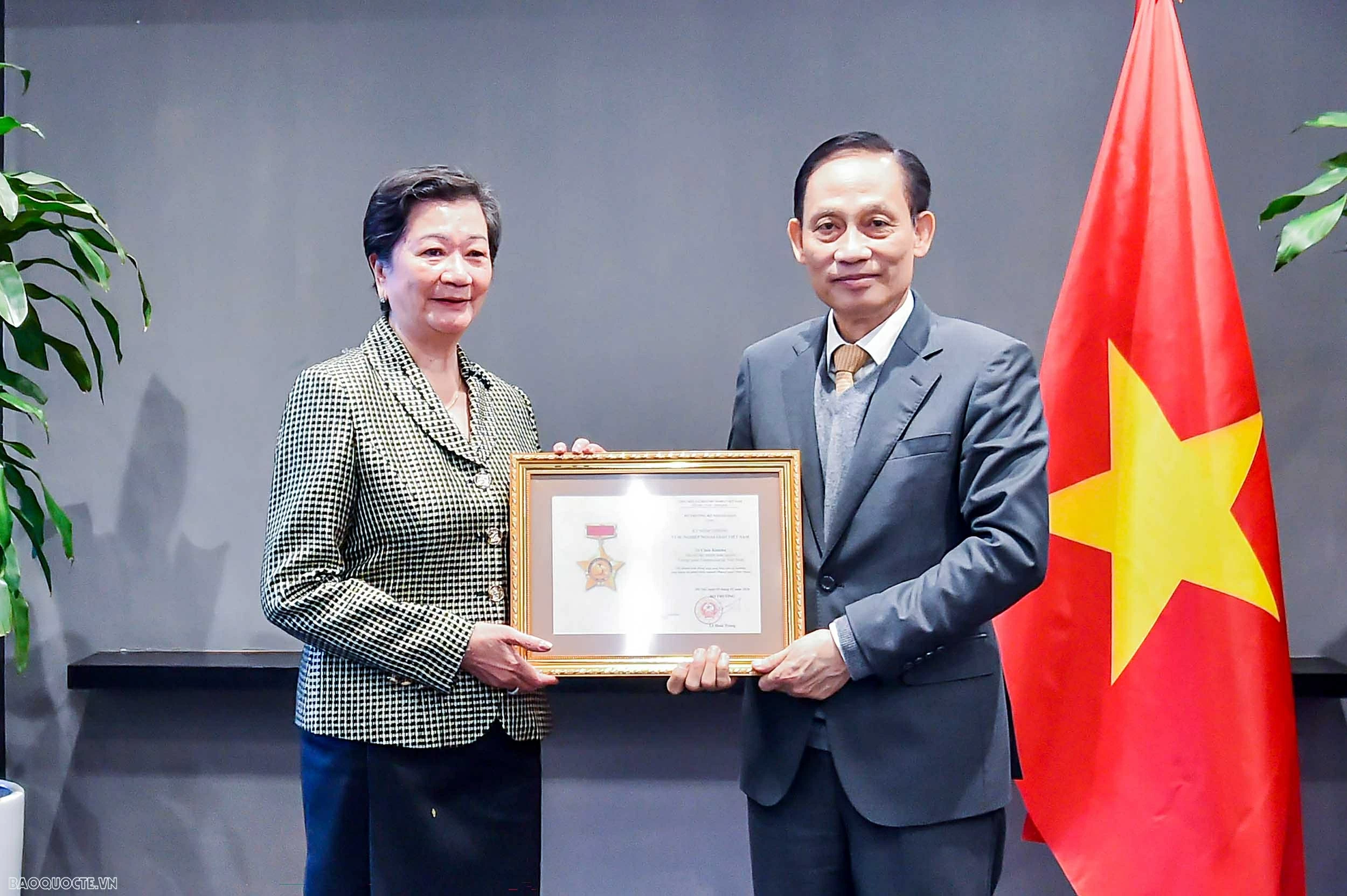 Foreign Minister Le Hoai Trung receives outgoing Cambodian Ambassador Chea Kimtha