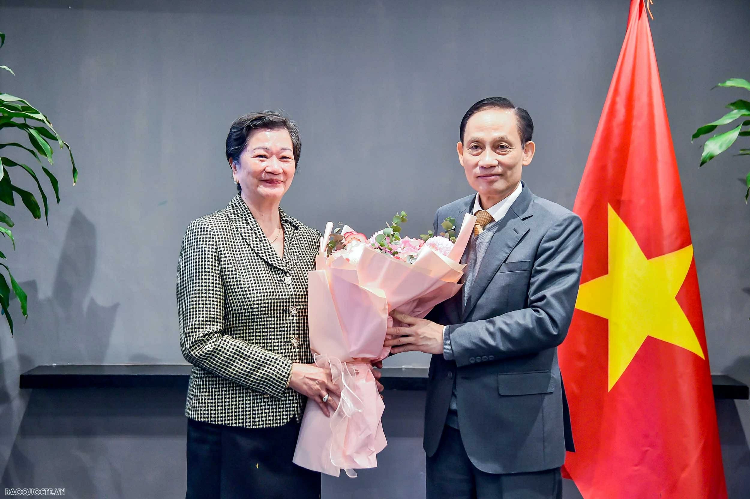 Foreign Minister Le Hoai Trung receives outgoing Cambodian Ambassador Chea Kimtha