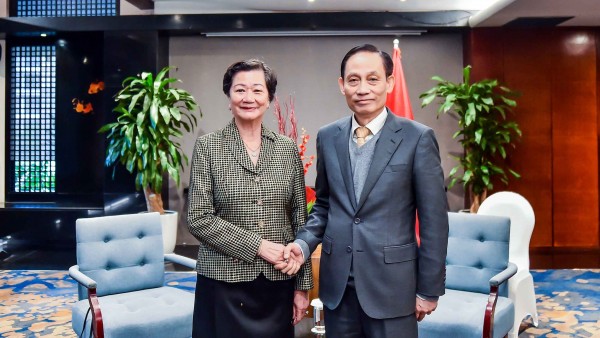 Foreign Minister Le Hoai Trung receives outgoing Cambodian Ambassador Chea Kimtha