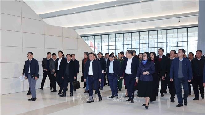 Secretariat's Standing Member Tran Cam Tu inspects preparations for the 14th Party Congressa