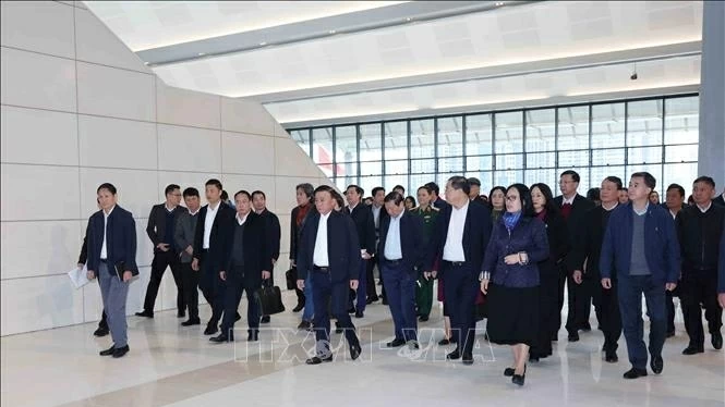 Secretariat's Standing Member Tran Cam Tu inspects preparations for the 14th Party Congressa