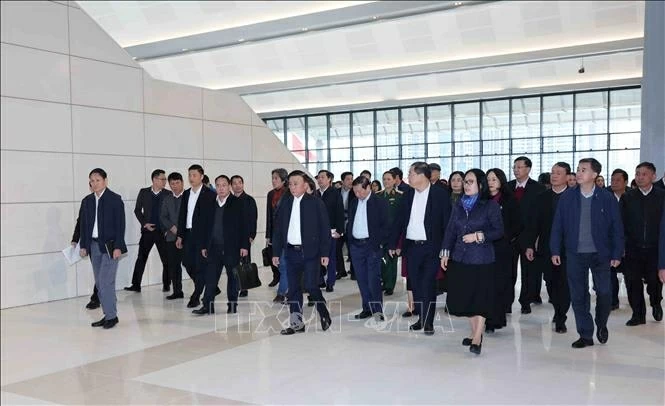 Secretariat's Standing Member Tran Cam Tu inspects preparations for the 14th Party Congressa