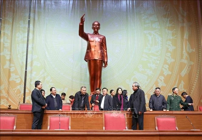 Secretariat's Standing Member Tran Cam Tu inspects preparations for the 14th Party Congressa