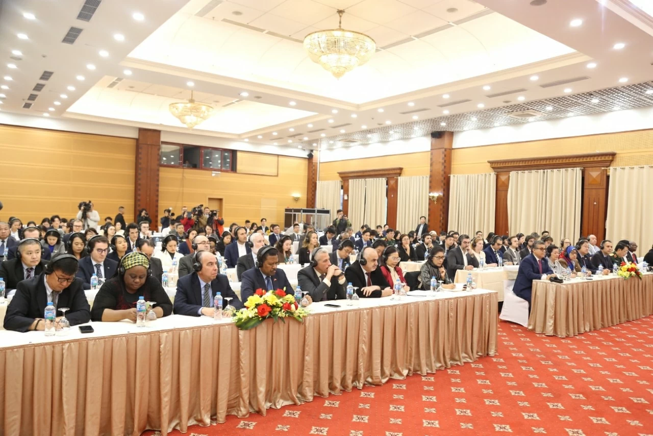 FM Le Hoai Trung briefs Diplomatic Missions and International Organizations on preparations for the 14th National Party Congress