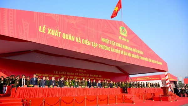 Secretariat Standing Member Tran Cam Tu attends security forces rehearsal for 14th National Party Congress