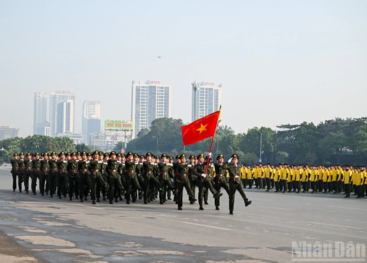 Secretariat Standing Member Tran Cam Tu attends security forces rehearsal for 14th National Party Congress