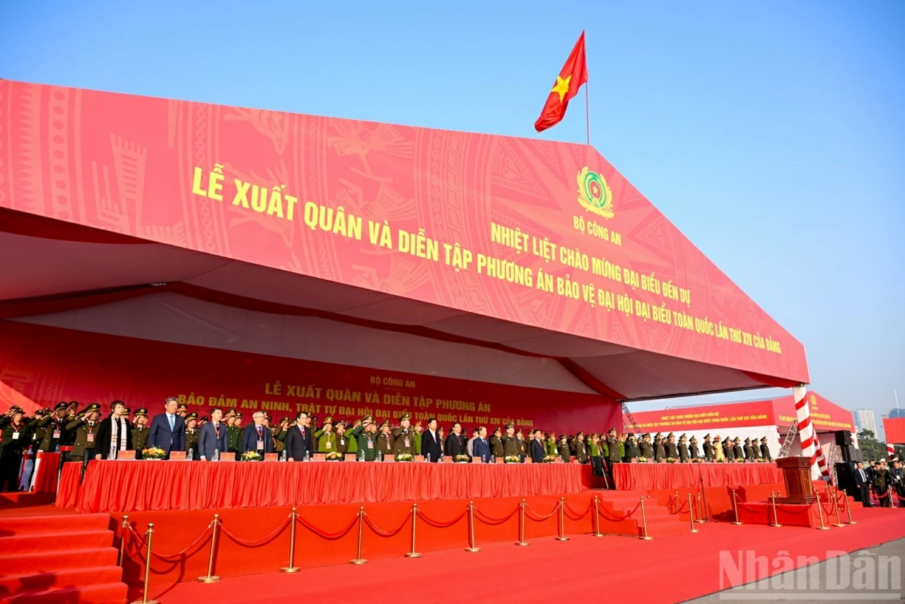 Secretariat Standing Member Tran Cam Tu attends security forces rehearsal for 14th National Party Congress