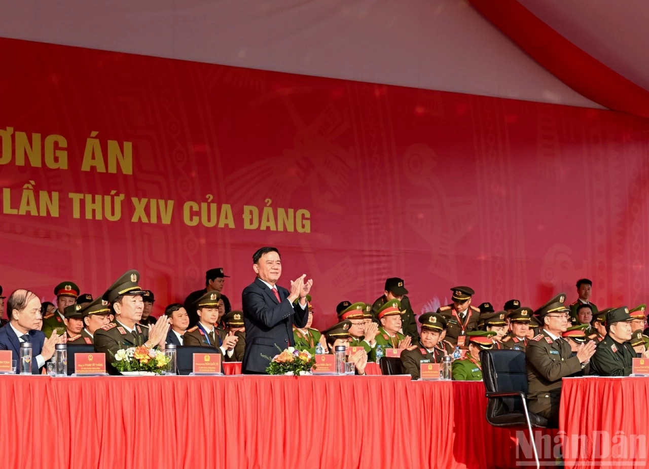 Secretariat Standing Member Tran Cam Tu attends security forces rehearsal for 14th National Party Congress