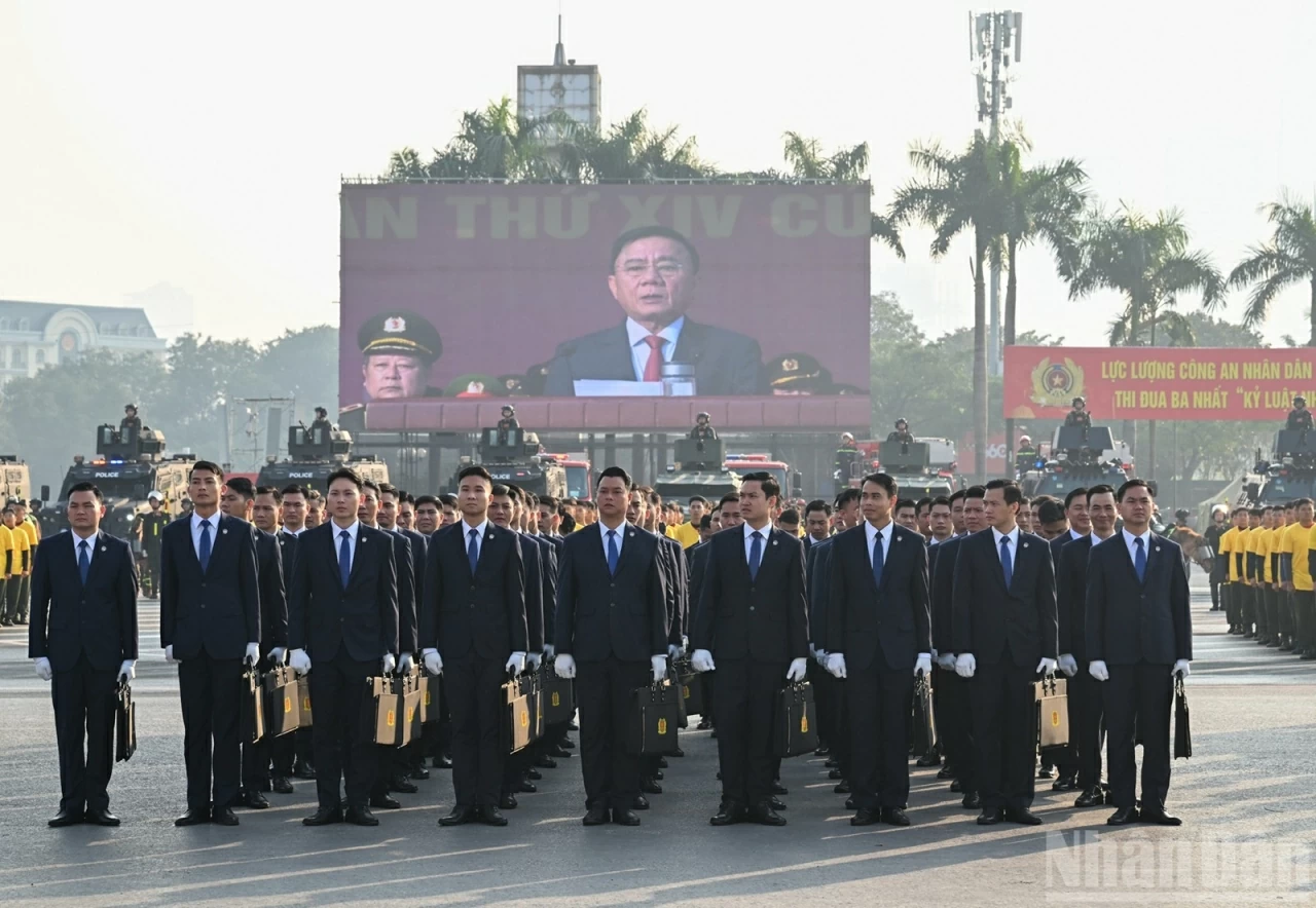 Secretariat Standing Member Tran Cam Tu attends security forces rehearsal for 14th National Party Congress