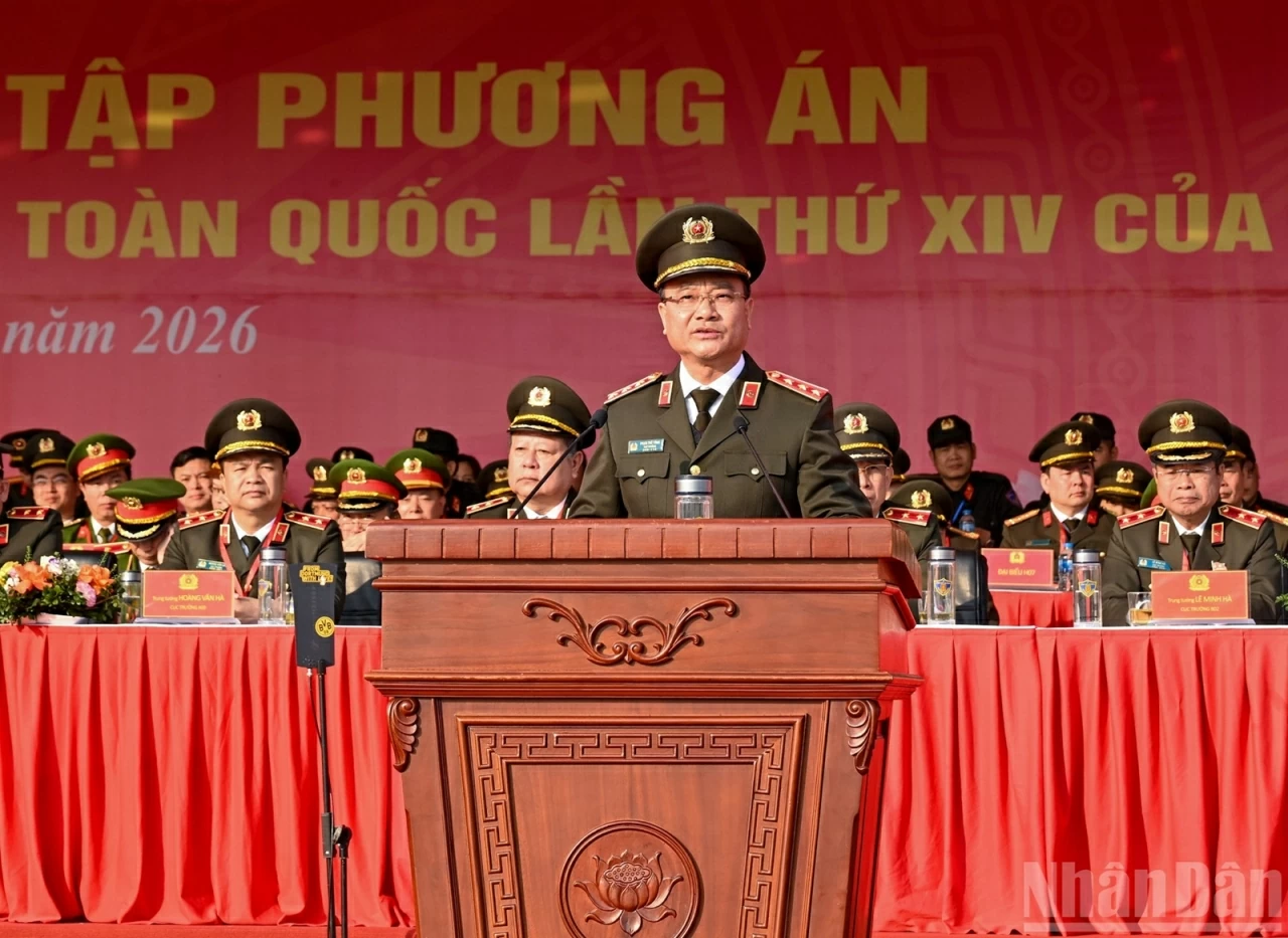 Secretariat Standing Member Tran Cam Tu attends security forces rehearsal for 14th National Party Congress