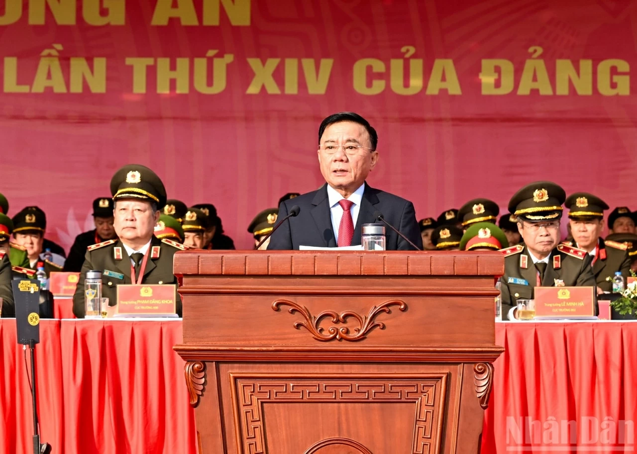 Secretariat Standing Member Tran Cam Tu attends security forces rehearsal for 14th National Party Congress