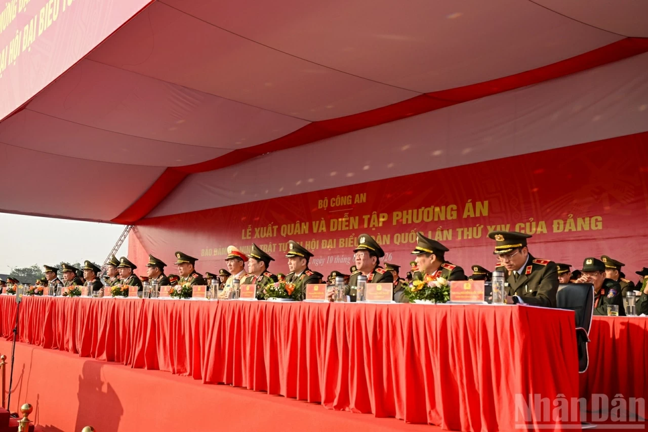 Secretariat Standing Member Tran Cam Tu attends security forces rehearsal for 14th National Party Congress