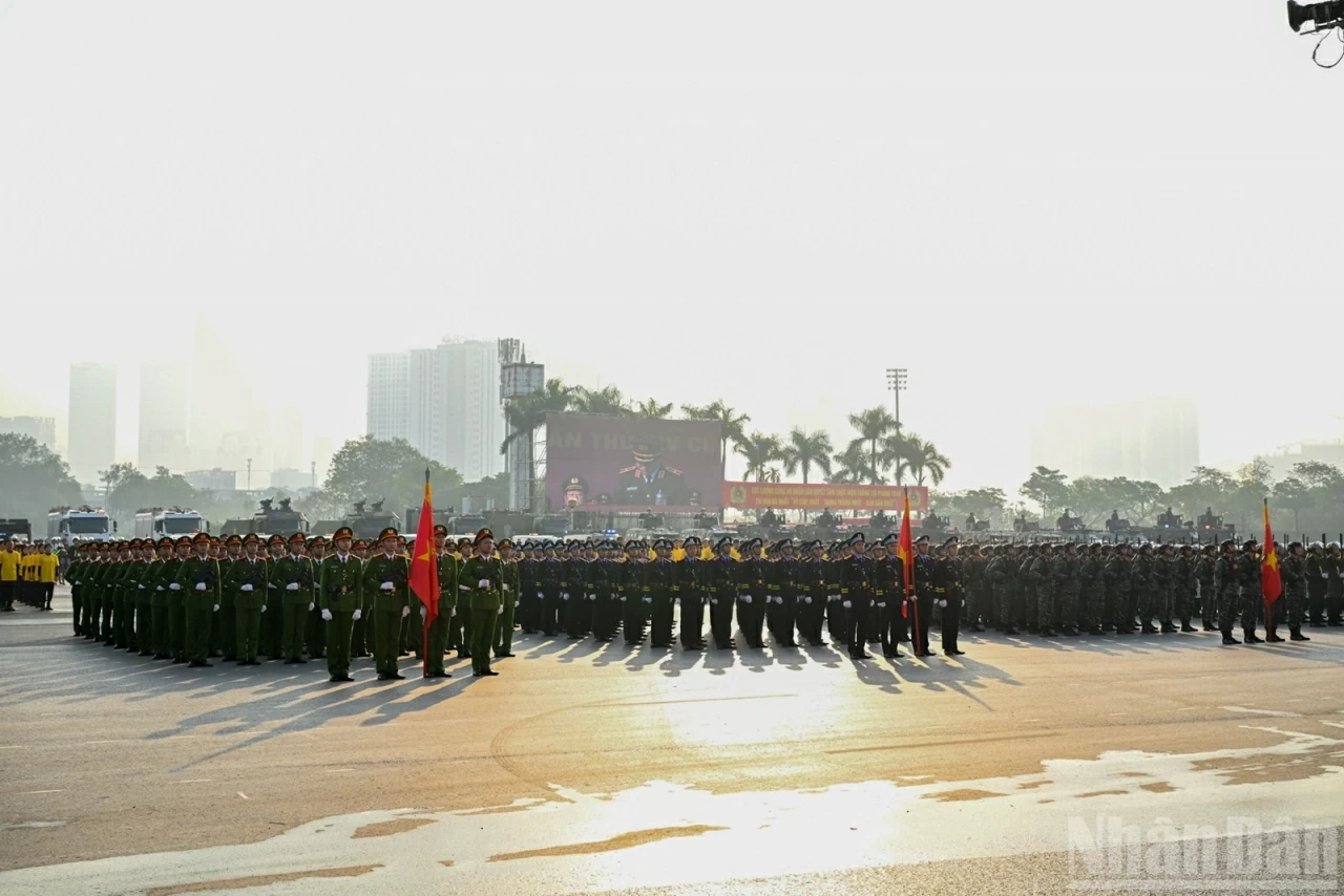 Secretariat Standing Member Tran Cam Tu attends security forces rehearsal for 14th National Party Congress