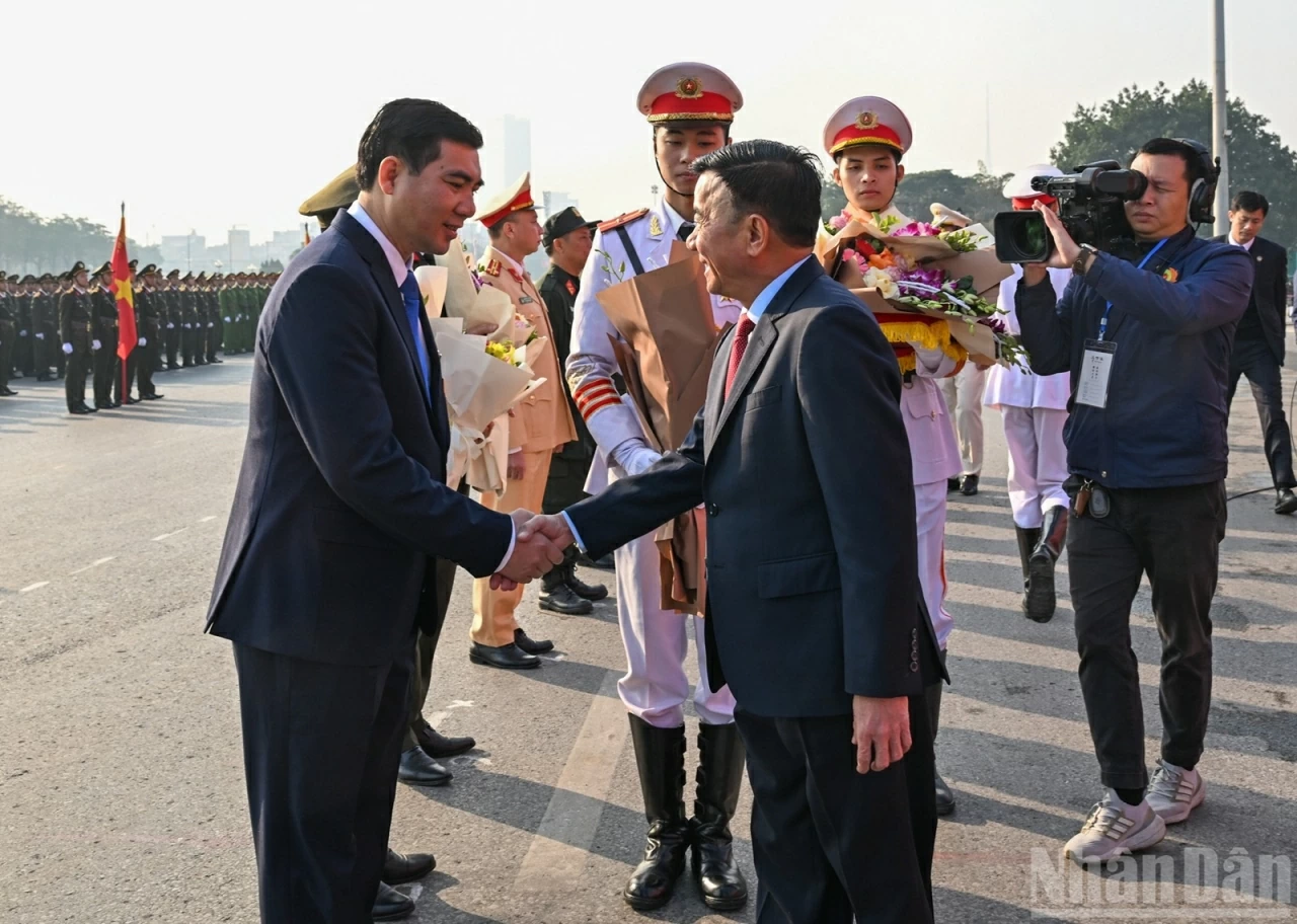 Secretariat Standing Member Tran Cam Tu attends security forces rehearsal for 14th National Party Congress