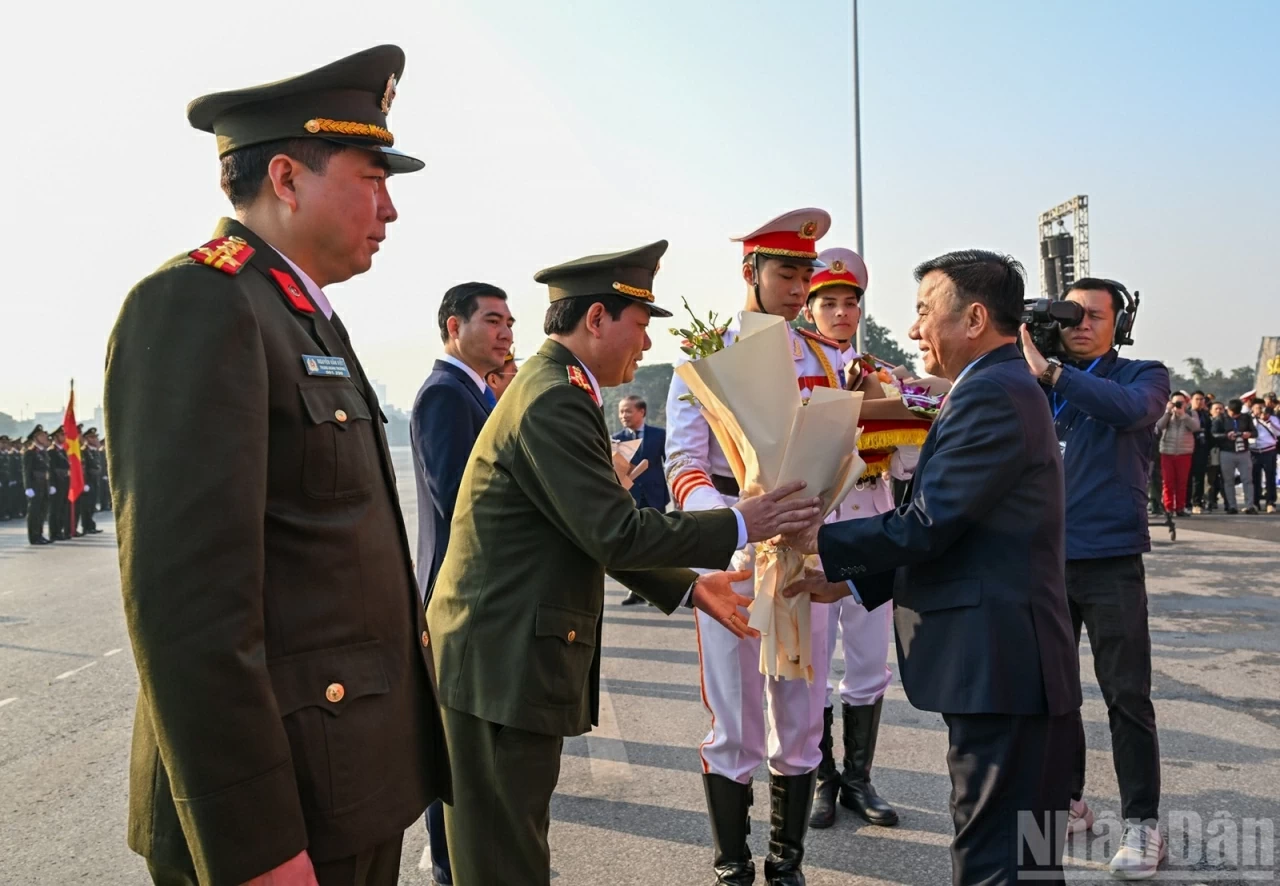 Secretariat Standing Member Tran Cam Tu attends security forces rehearsal for 14th National Party Congress