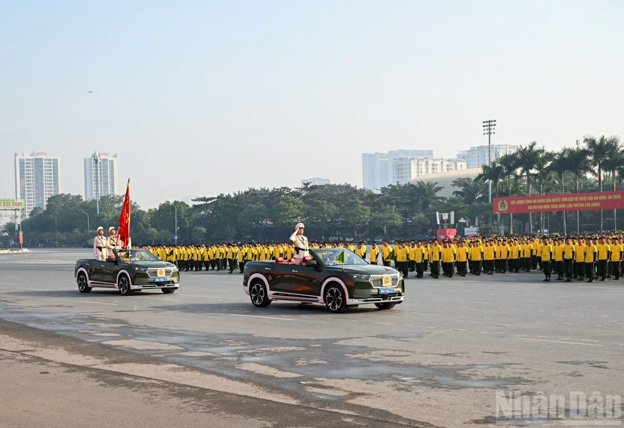Secretariat Standing Member Tran Cam Tu attends security forces rehearsal for 14th National Party Congress