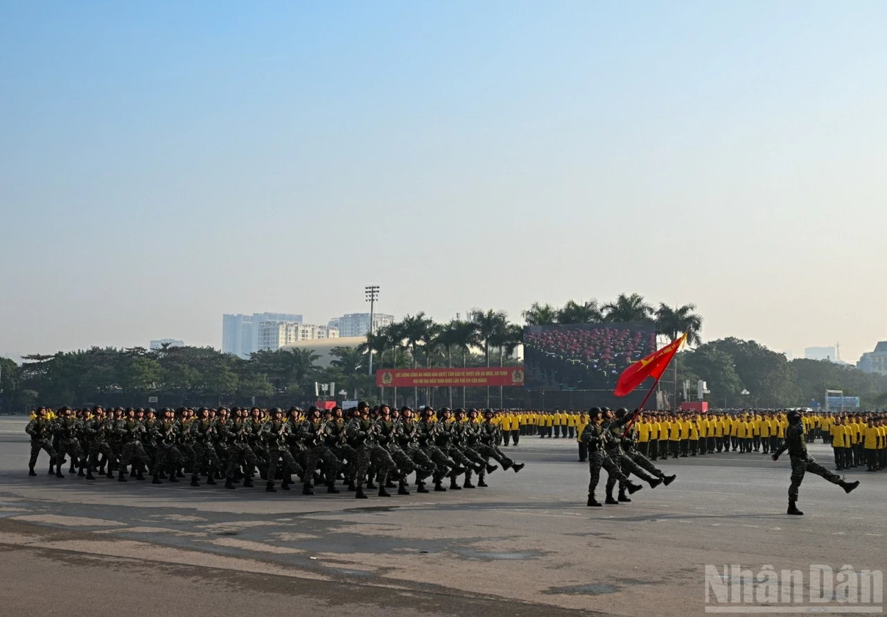 Secretariat Standing Member Tran Cam Tu attends security forces rehearsal for 14th National Party Congress
