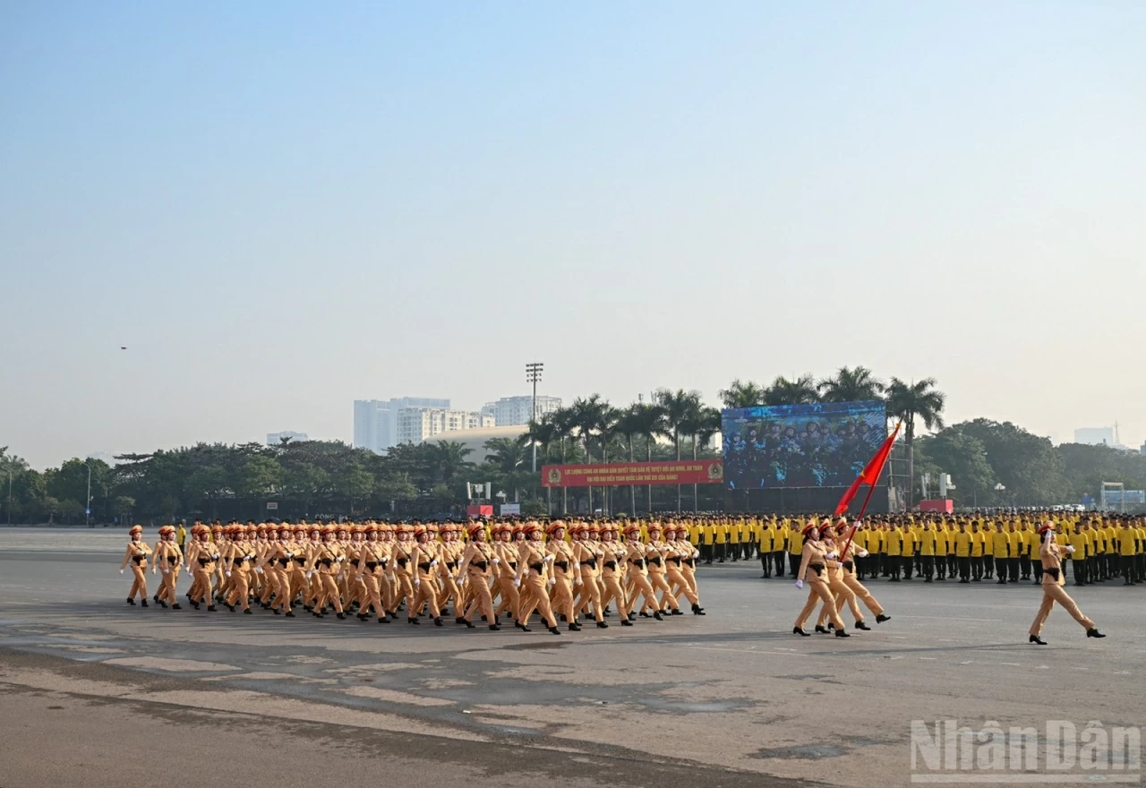 Secretariat Standing Member Tran Cam Tu attends security forces rehearsal for 14th National Party Congress