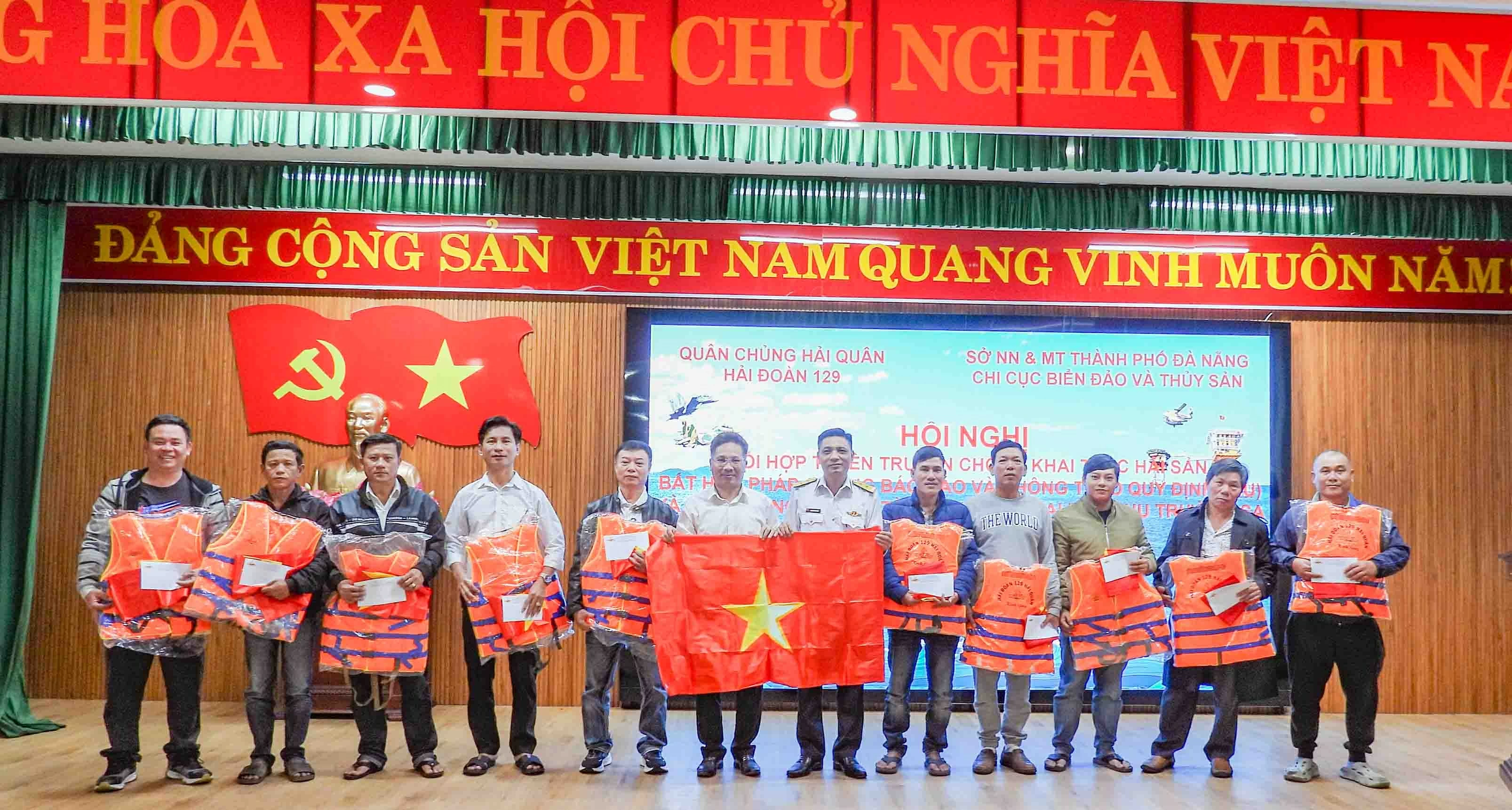 Combating IUU Fishing: Naval Squadron 129 promotes awareness campaign and donates flags, life jackets, gifts to fishermen Combating IUU Fishing: Naval Squadron 129 promotes awareness campaign and donates flags, life jackets, gifts to fishermen