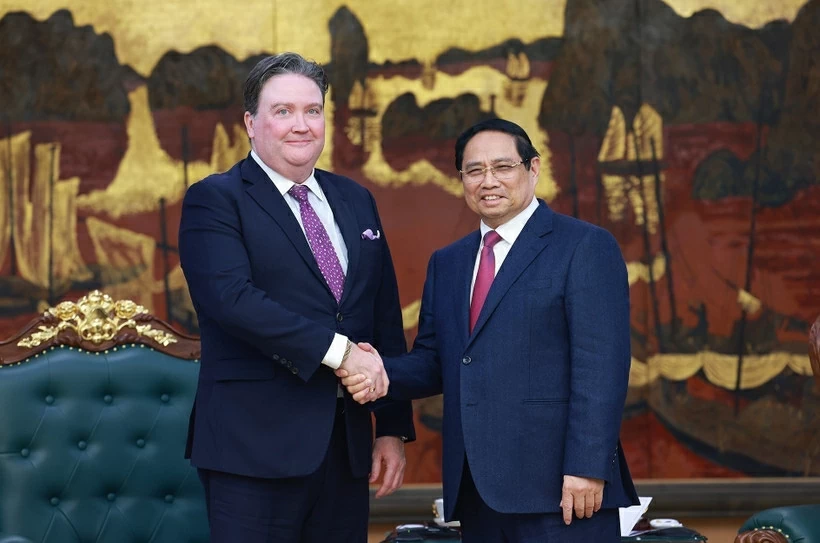 Prime Minister Pham Minh Chinh (R) receives outgoing US Ambassador to Vietnam Marc Knapper in Hanoi on January 10. (Photo: VNA)