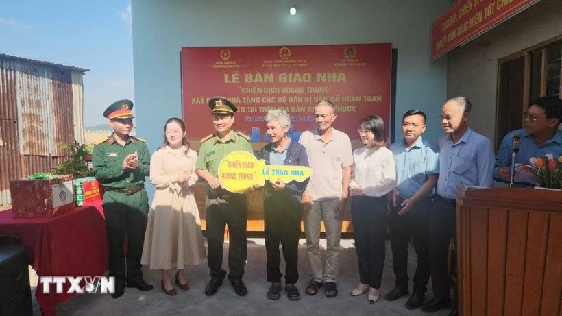 At a handover of newly built houses to flood-affected residents in Gia Lai province. (Photo: VNA) At a handover of newly built houses to flood-affected residents in Gia Lai province. (Photo: VNA)