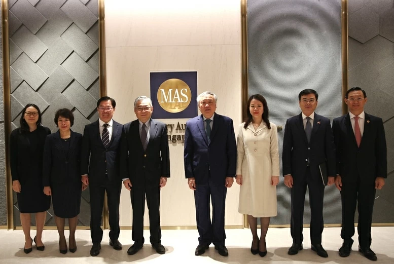 Permanent Deputy PM Nguyen Hoa Binh meets with Singapore Deputy PM Gan Kim Yong