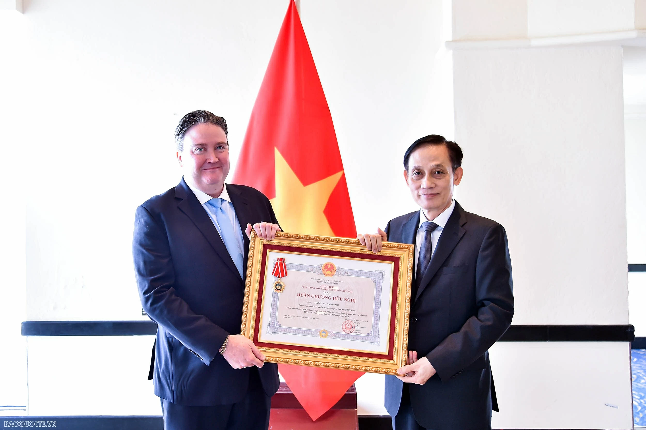 Foreign Minister Le Hoai Trung awards Friendship Medal to U.S. Ambassador Marc Evans Knapper