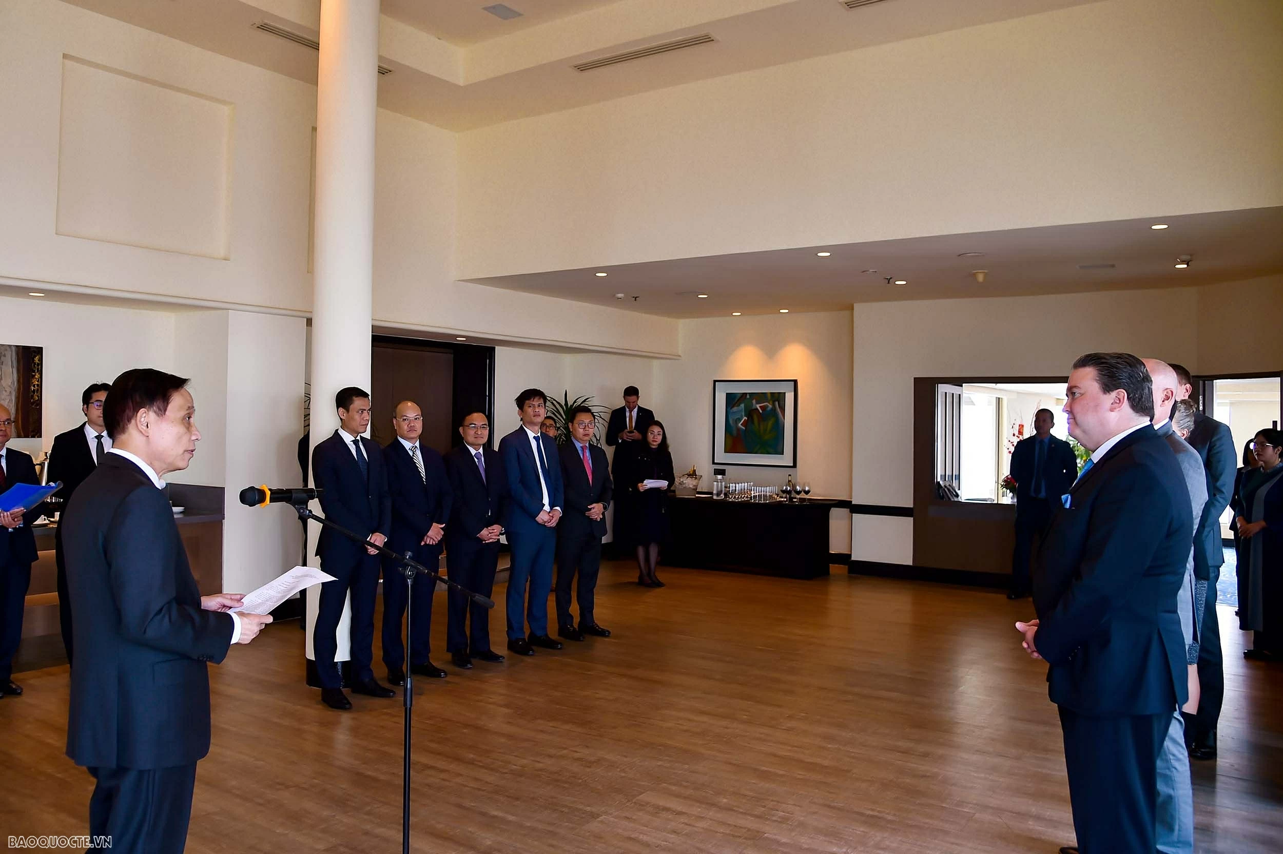 Foreign Minister Le Hoai Trung awards Friendship Medal to U.S. Ambassador Marc Evans Knapper