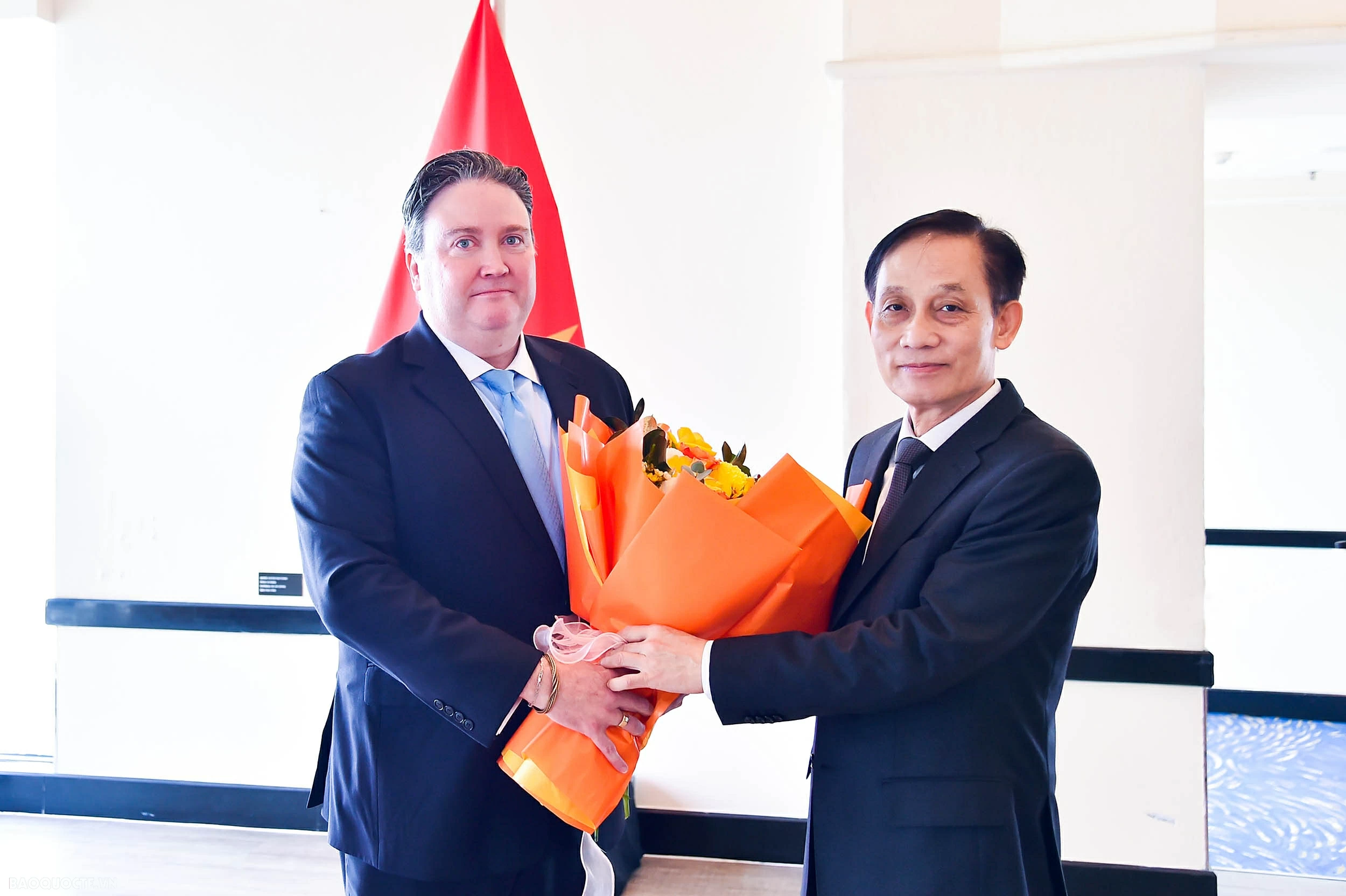 Foreign Minister Le Hoai Trung awards Friendship Medal to U.S. Ambassador Marc Evans Knapper