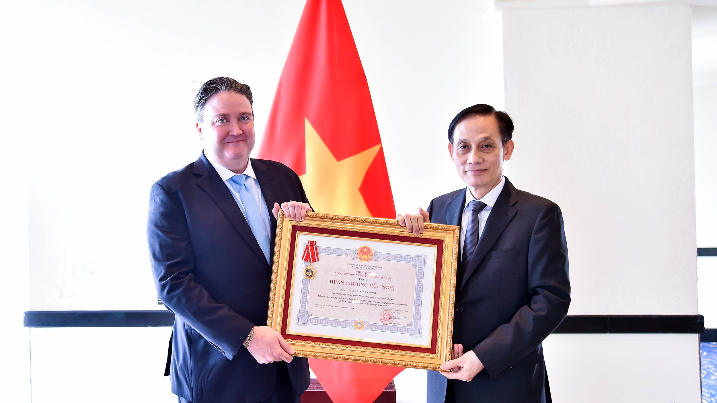 Foreign Minister Le Hoai Trung awards Friendship Medal to U.S. Ambassador Marc Evans Knapper
