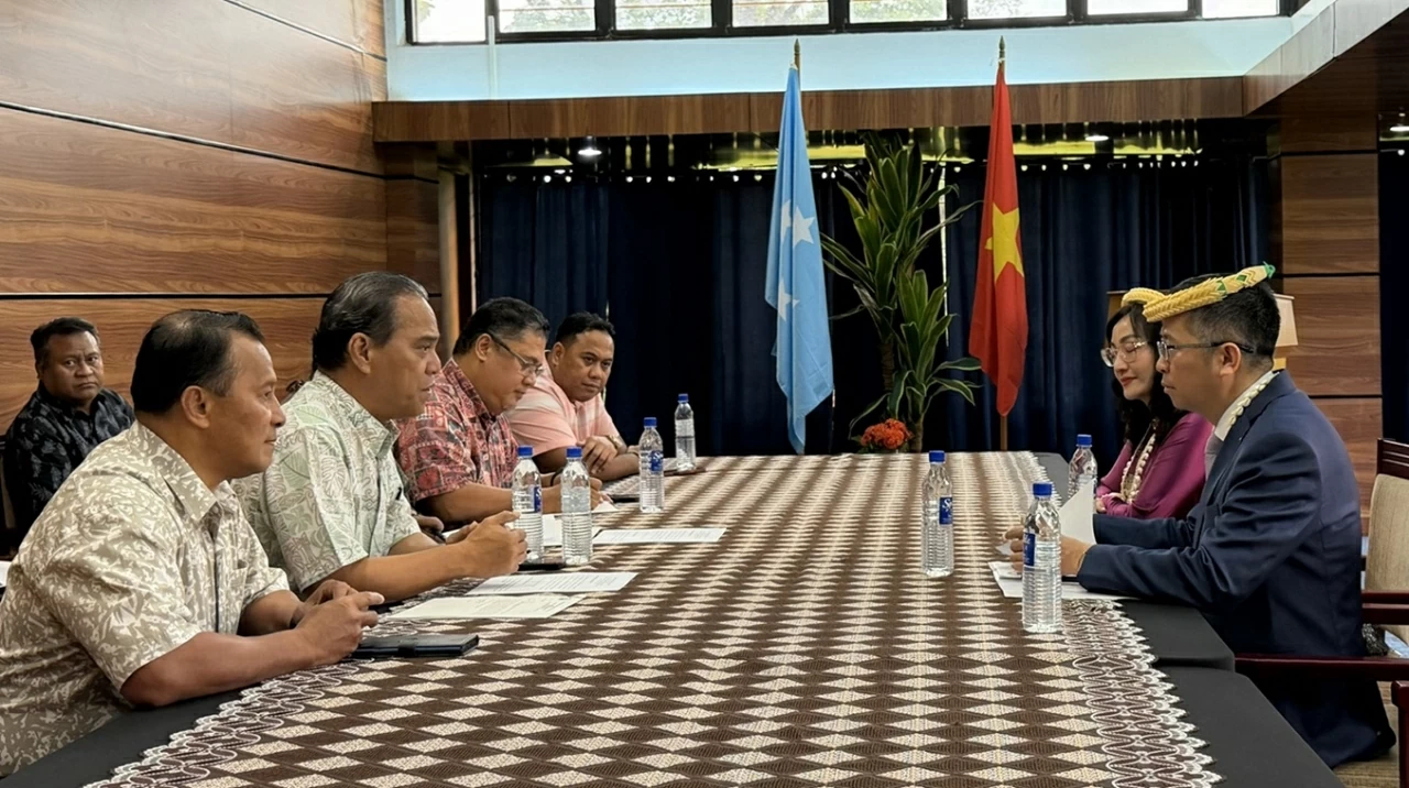 Ambassador Pham Thanh Binh presents Credentials to the President of the Federated States of Micronesia