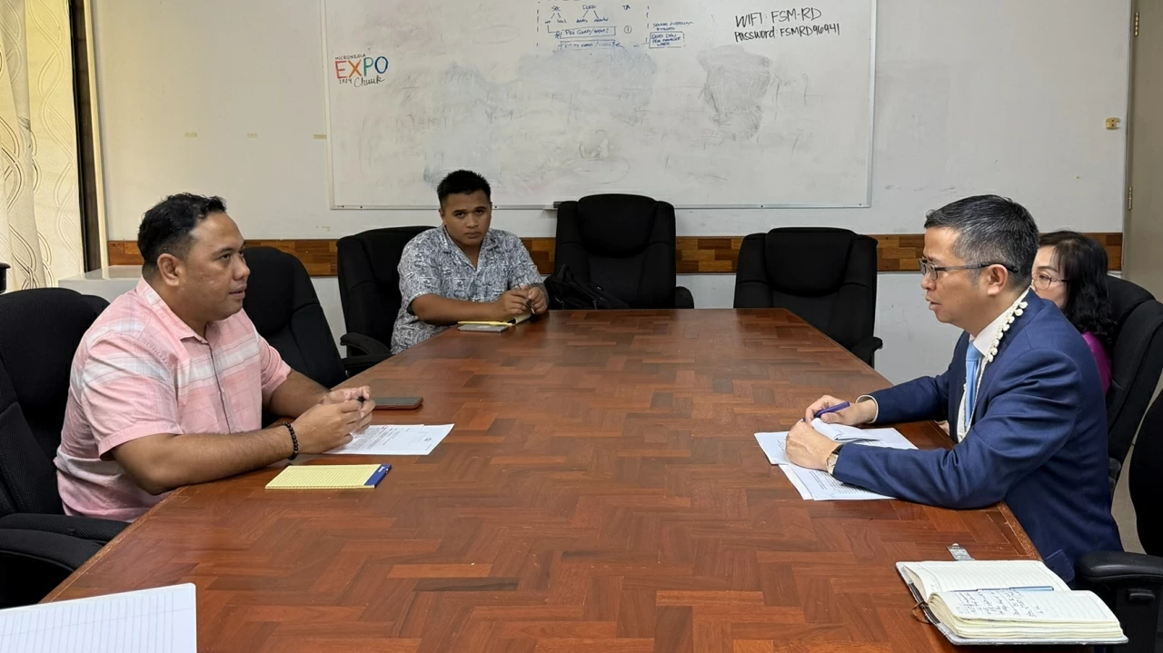 Ambassador Pham Thanh Binh presents Credentials to the President of the Federated States of Micronesia