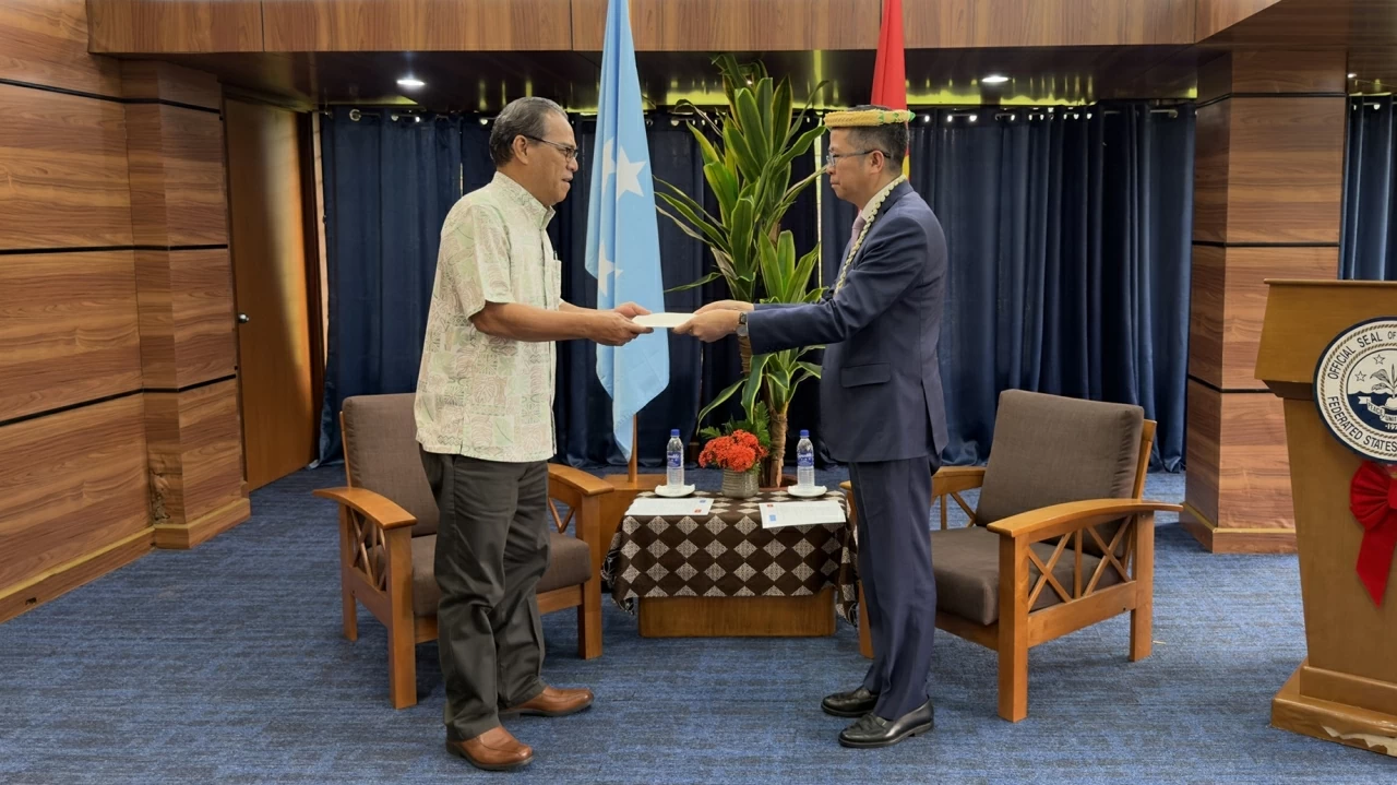 Ambassador Pham Thanh Binh presents Credentials to the President of the Federated States of Micronesia
