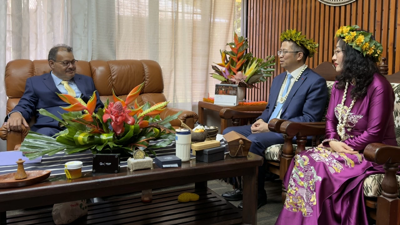 Ambassador Pham Thanh Binh presents Credentials to the President of the Federated States of Micronesia